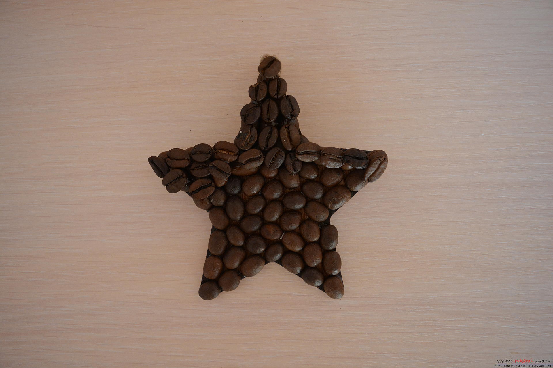 Мастер-класс научит как сделать своими руками новогоднюю игрушку на елку – кофейную звезду.. Фото №3
